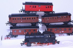 Model parní lokomotivy + 5 osobních vozů pruských drah.