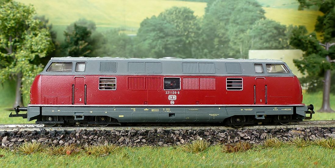 BTTB - Dieselová lokomotiva BR 221 DR - TT