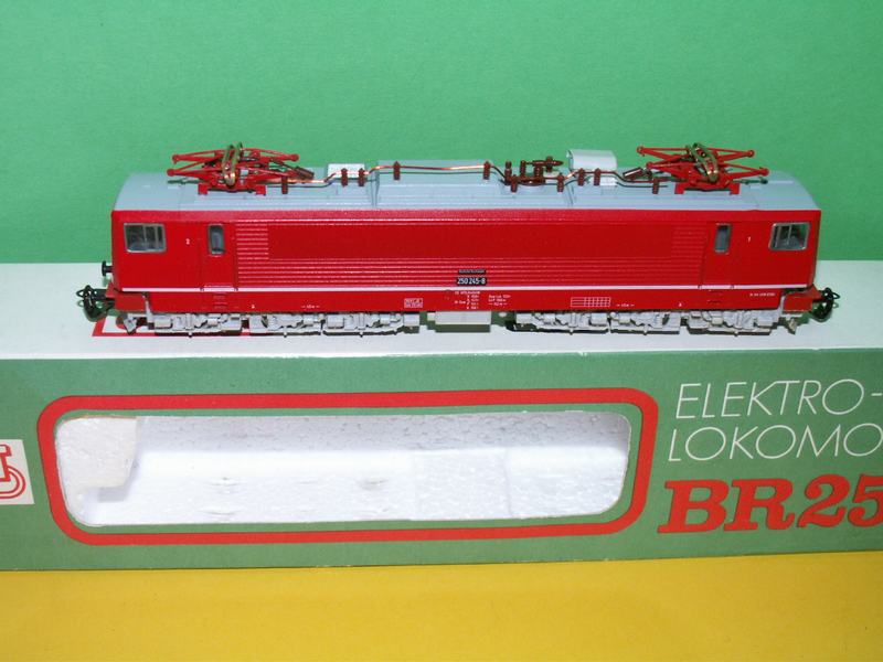 Model elektrické lokomotivy 250 DR TT vitrinový model světlá barva