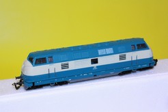 Model dieselové lokomotivy 221 DB, světlá barva /TT/