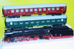Model setu lokomotivy BR03+2vozy DR /HO/