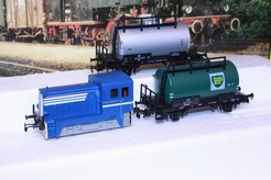 Model dieselové lokomotivy 211 ČSD + 2 cisterny DR /HO/