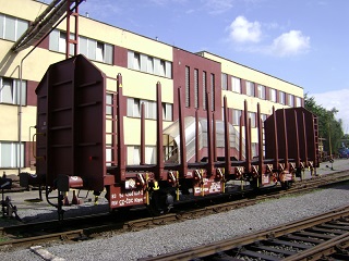 Sestavený model klanicového vagonu na přepravu dřeva (HO)