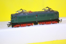 Mírně poškozený model elektrické lokomotivy TT
