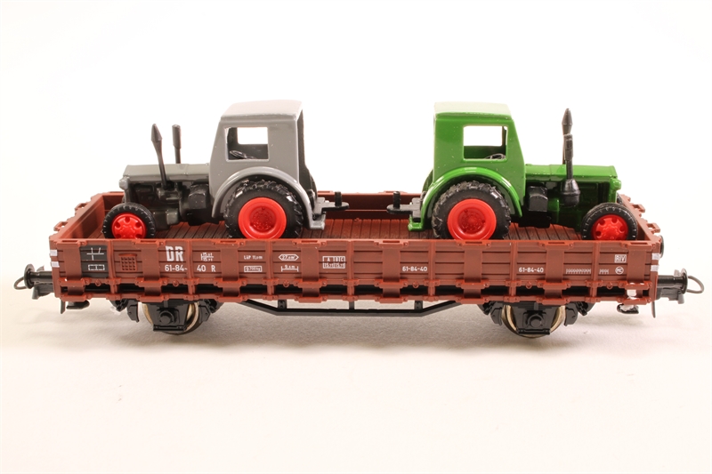 RC56021 Plošinový vagón s  nákladem traktorů (HO)