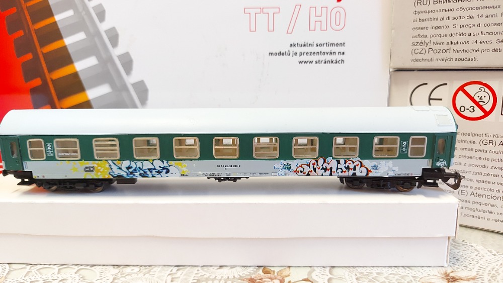 Rychlíkový vůz s grafity limit edice Tillig TT
