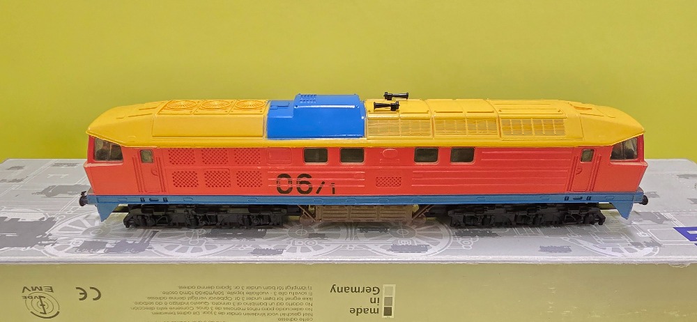 Dieselová lokomotiva BR 130 ve speciálním provedení v HO