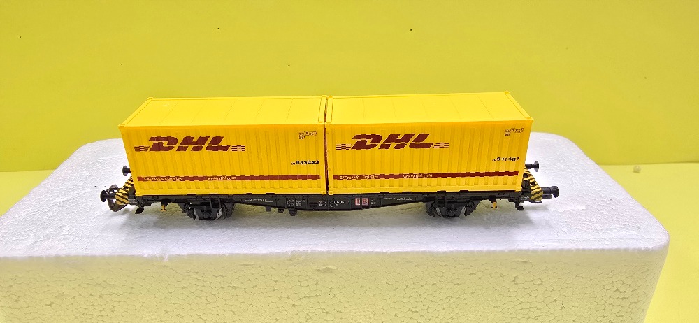 Plošinový vagón s nákladem  conteinerů DHL TT