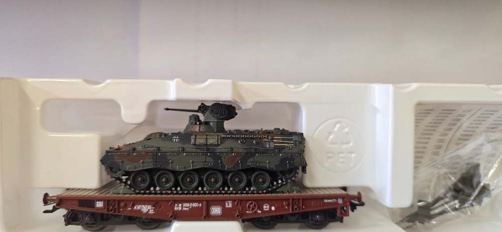 Plošinový vagón s nákladem bojové technicky doplňky přiloženy Roco (HO)