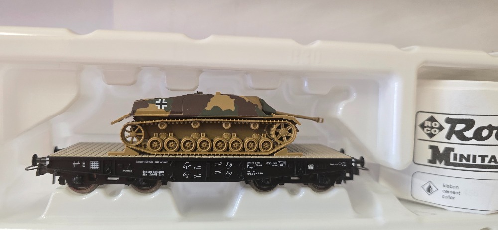 Plošinový vagón s nákladem bojové technicky doplňky přiloženy Roco (HO)