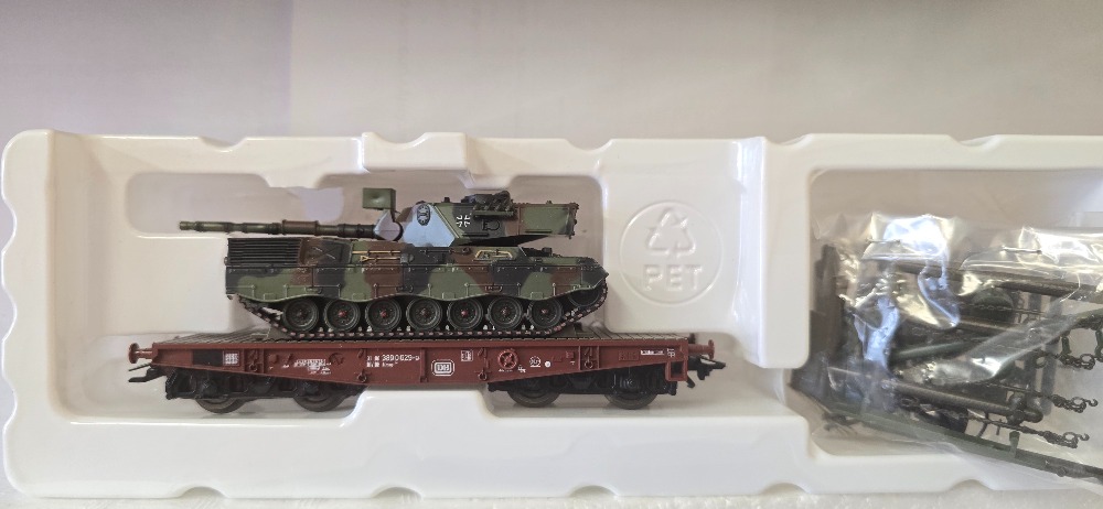  Plošinový vagón s nákladem bojové technicky doplňky přiloženy Roco (HO) originál obal