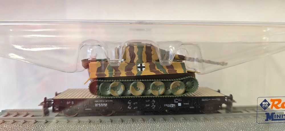  Plošinový vagón s nákladem bojové technicky doplňky přiloženy Roco (HO) originál obal