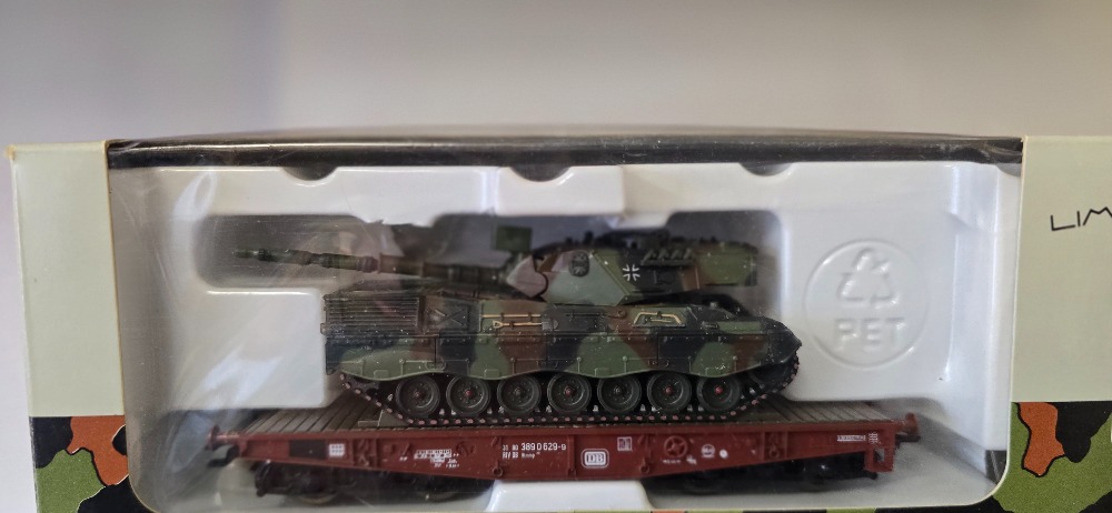  Plošinový vagón s nákladem bojové technicky doplňky přiloženy Roco (HO) originál obal