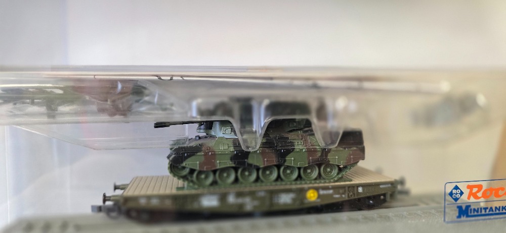  Plošinový vagón s nákladem bojové technicky doplňky přiloženy Roco (HO) originál obal