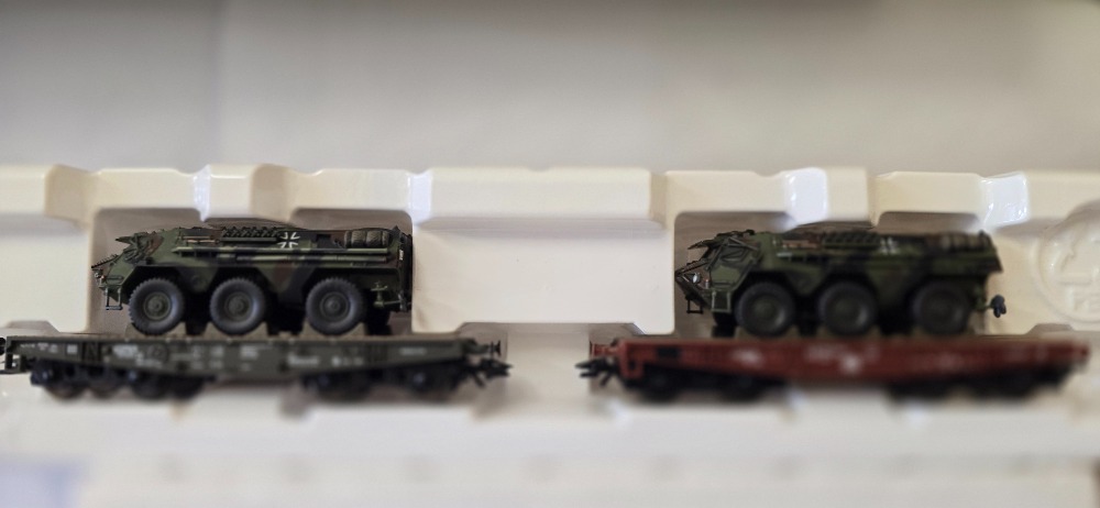  Plošinový vagón s nákladem bojové technicky doplňky přiloženy Roco (HO) originál obal