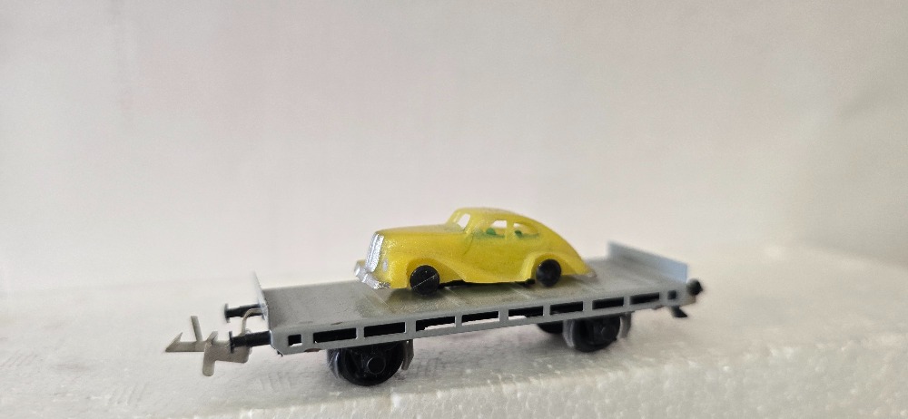 Plošinový nákladní vůz se žlutým autíčkem Opel TT Zeuke Bahn 