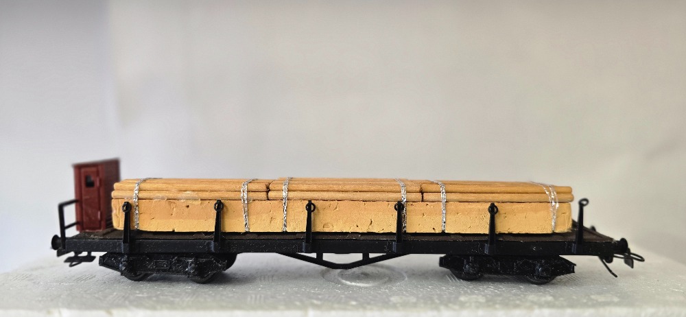 Plošinová nákladní vůz se dřevem HO