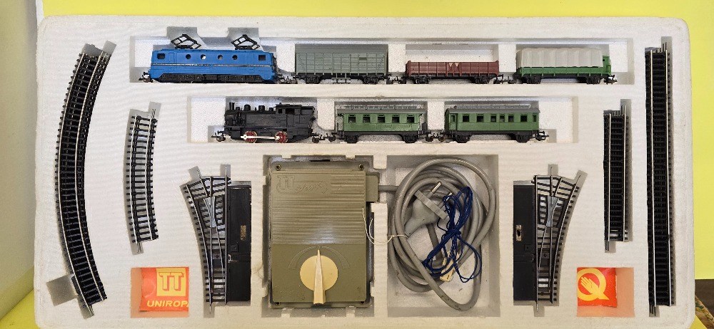 Dvojitý set se 2 lokomotivami, vozy, koleje, trafo orig obal (TT)